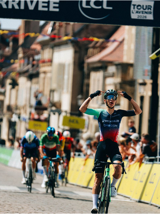 Aubin Sparfel, Tour de l'Avenir, tappa 4, vittoria, Mattia Negrente e Riccardo Lorello (foto Jolypics-Tour de l'Avenir)