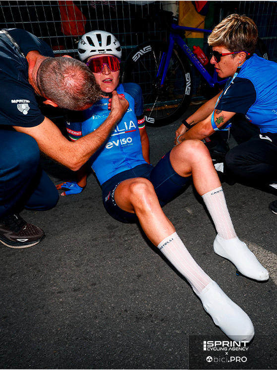 Sfinita all'arrivo, Longo Borghini prende fiato dopo il lungo inseguimento e il finale in apnea per difendere il bronzo