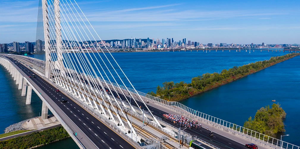 Il gruppo sul Samuel De Champlain Bridge che lo ha riportato nel centro di Montreal dalla partenza a Brossard (foto Mondiaux 2026 - David Marcotte)