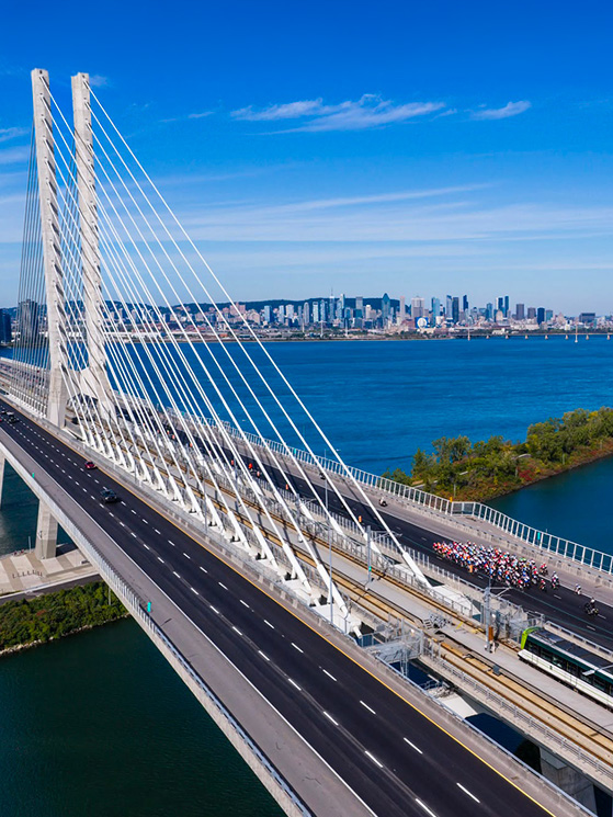 Il gruppo sul Samuel De Champlain Bridge che lo ha riportato nel centro di Montreal dalla partenza a Brossard (foto Mondiaux 2026 - David Marcotte)