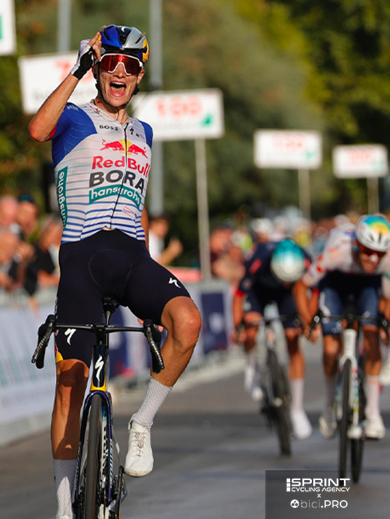 Un italiano protagonista sarebbe prezioso per il Giro. Qui la vittoria di Pellizzari ieri al Giro di Toscana