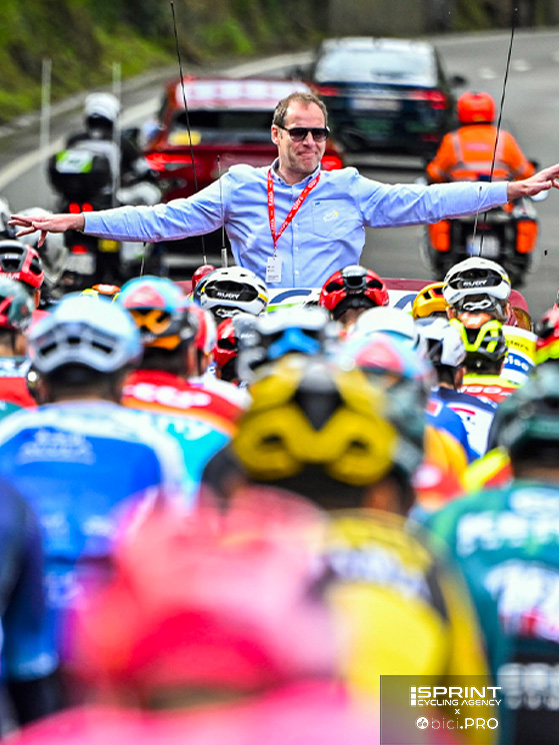 Le differenze fra Giro e Tour (qui il direttore Prudhomme) sono soprattutto nel numero degli addetti coinvolti el la cura dei dettagli