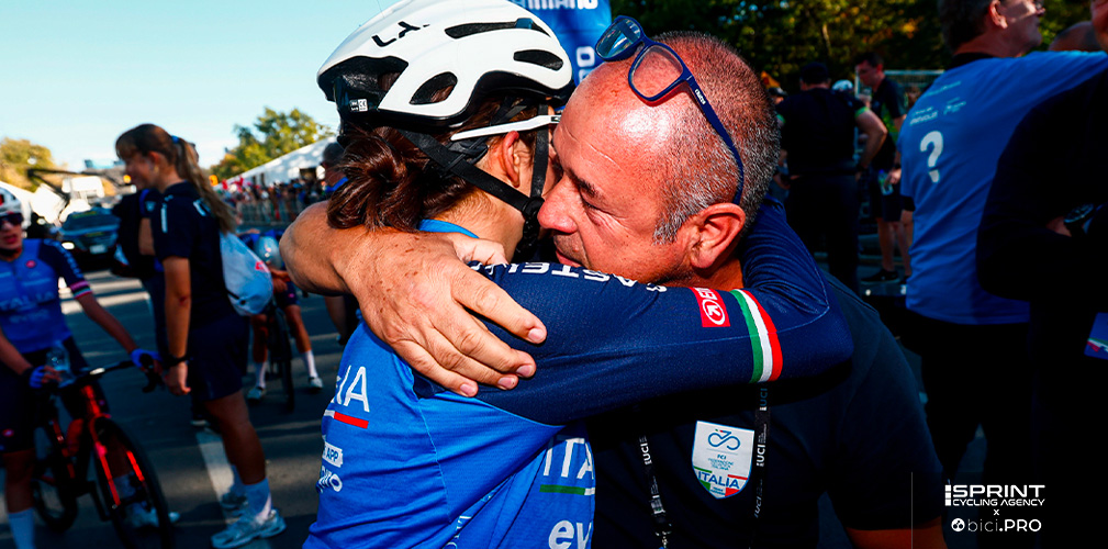 Con Villa e Bragato, tecnici della pista, Rossignoli ha vinto europei e mondiali: l'abbraccio dopo l'arrivo non è casuale