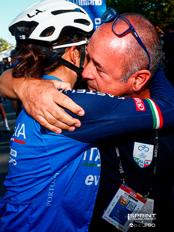 Con Villa e Bragato, tecnici della pista, Rossignoli ha vinto europei e mondiali: l'abbraccio dopo l'arrivo non è casuale