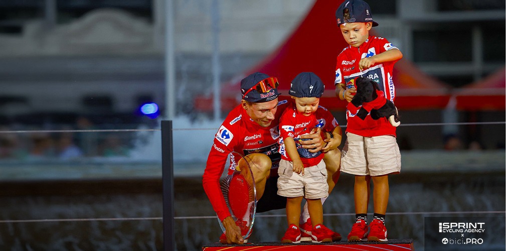 Vuelta 2024, sul podio di Madrid, Roglic festeggia la quarta vittoria con i figli Lev e Aleks