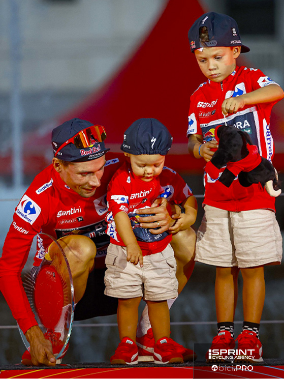 Vuelta 2024, sul podio di Madrid, Roglic festeggia la quarta vittoria con i figli Lev e Aleks