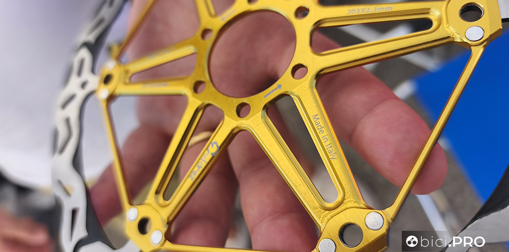 Nel caso di disco per la MTB, la filosofia costruttiva è identica