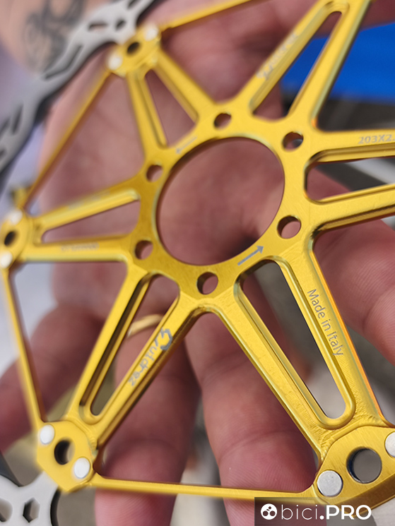 Nel caso di disco per la MTB, la filosofia costruttiva è identica