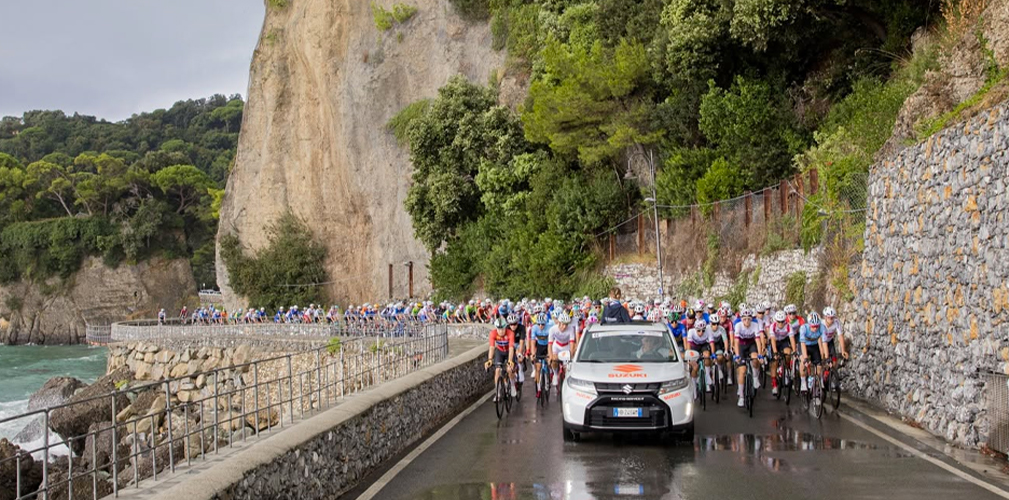 La corsa a tappe si svolge su strade sconosciute al gruppo: la radio è fondamentale (foto Giro della Lunigiana)
