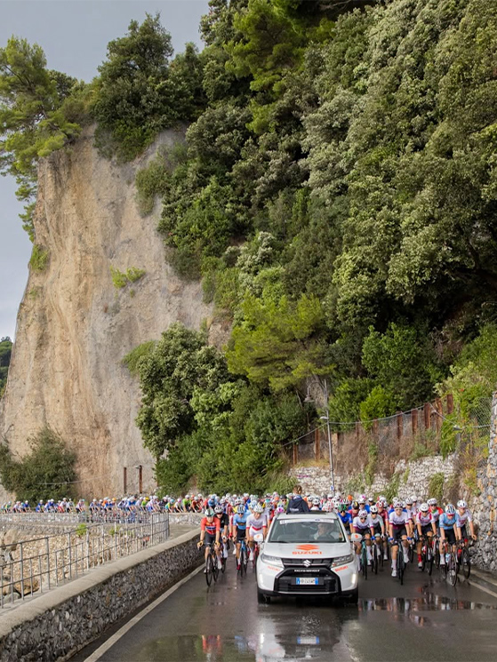 La corsa a tappe si svolge su strade sconosciute al gruppo: la radio è fondamentale (foto Giro della Lunigiana)