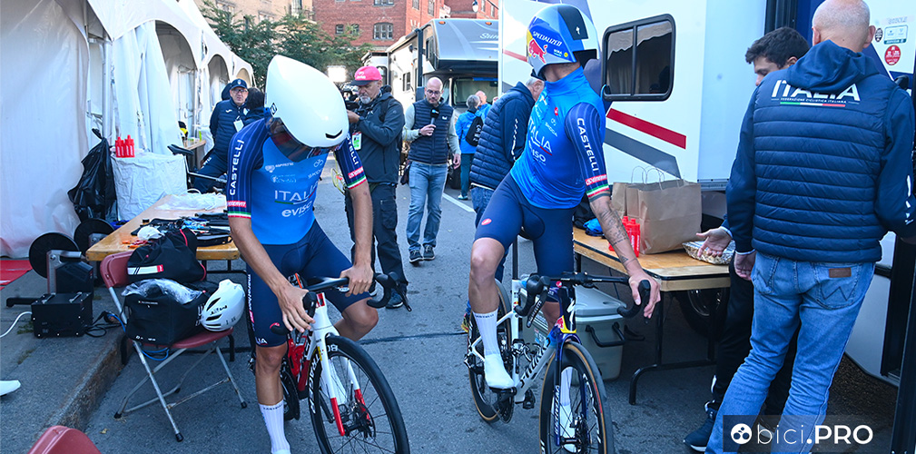 Sobrero e Cattaneo pronti per andare alla partenza dle team relay: Ganna non c'è, sta cercando il casco, dimenticato in hotel