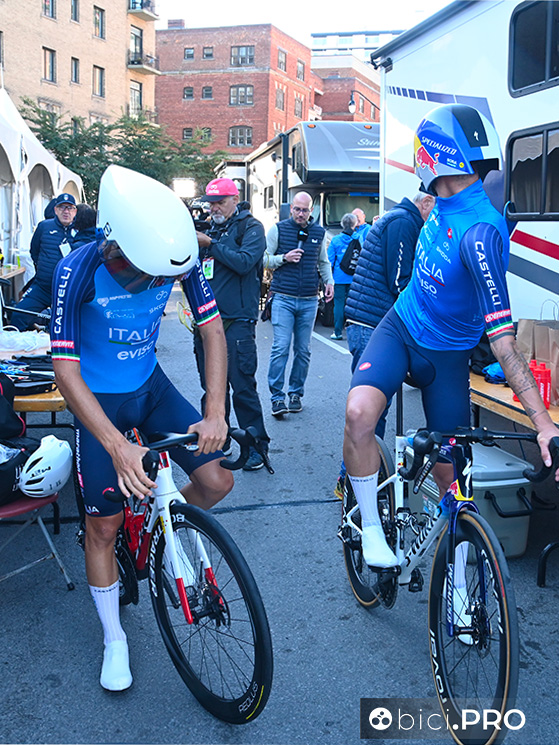 Sobrero e Cattaneo pronti per andare alla partenza dle team relay: Ganna non c'è, sta cercando il casco, dimenticato in hotel