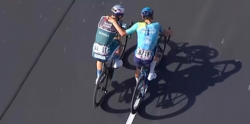 Dopo l'arrivo, i complimenti a Van Aert: Romele si è giocato il finale alla pari col grande belga (immagine ASO)