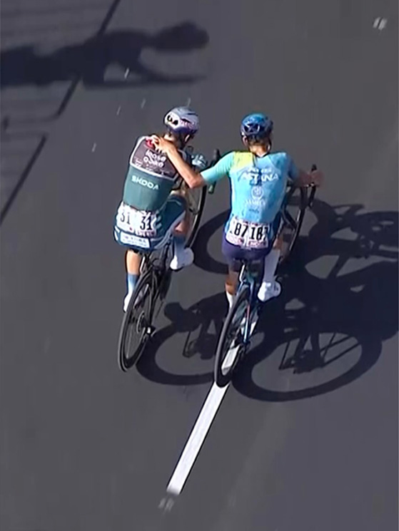 Dopo l'arrivo di Cordoba, i complimenti a Van Aert: Romele si è giocato il finale alla pari col grande belga (immagine ASO)