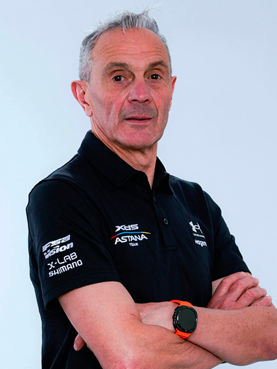 Marino Rosti, sanmarinese, è mental coach e cura la parte realtiva allo yoga e allo stretching (foto XDS Astana Team)