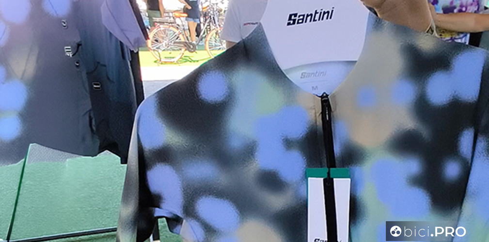 La maglia della collezione Unico, confezionata in poliestere, con taglio a vivo per le maniche e il collo