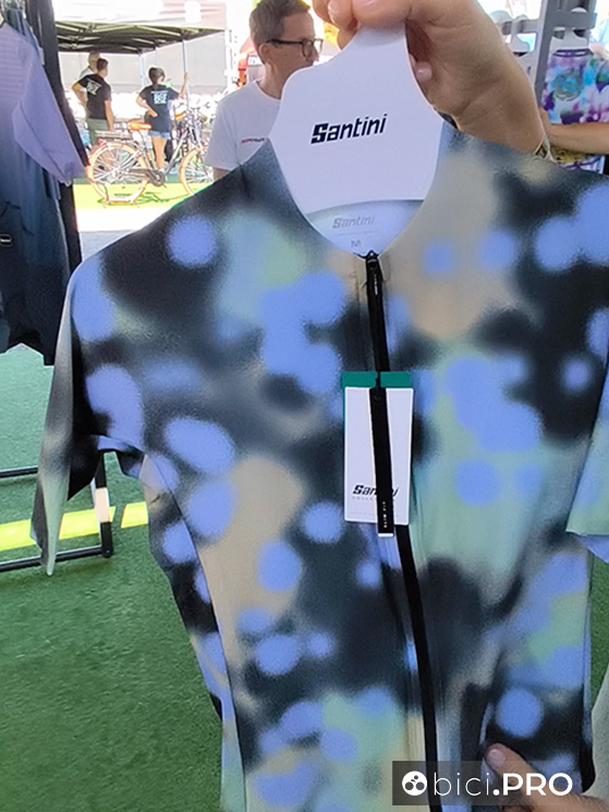 La maglia della collezione Unico, confezionata in poliestere, con taglio a vivo per le maniche e il collo