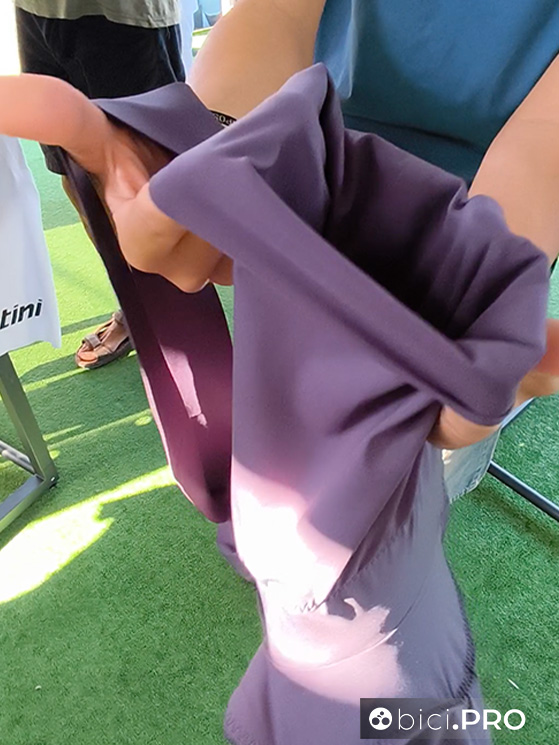Il pantaloncino Unico di Santini non ha cuciture, né siliconi né grip: i pannelli in poliammide sono incollati e i tagli sono al vivo