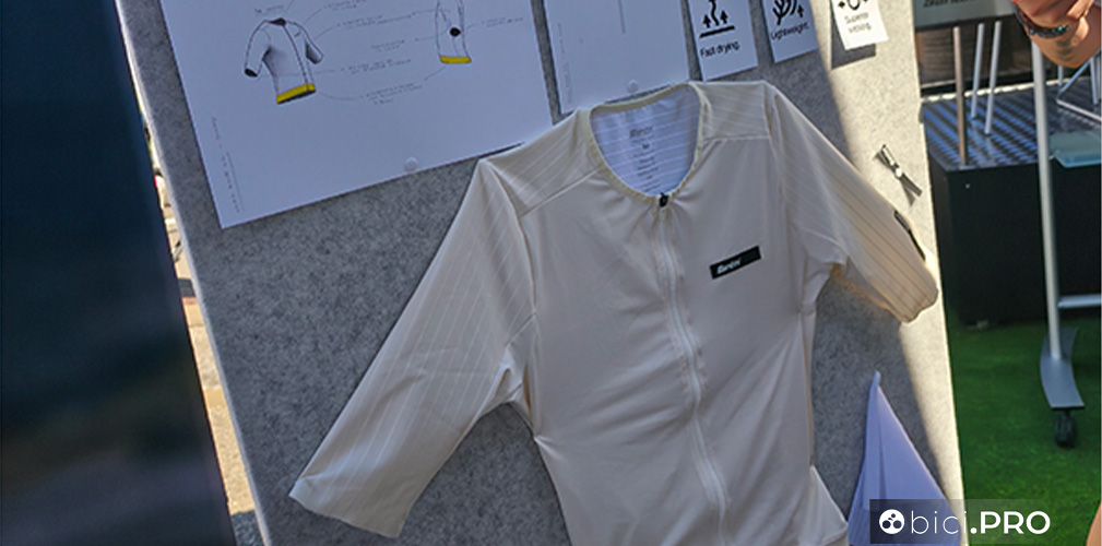 La maglia Aero Race di Santini è realizzata in Polartec Power Dry con Carbonio Riciclato