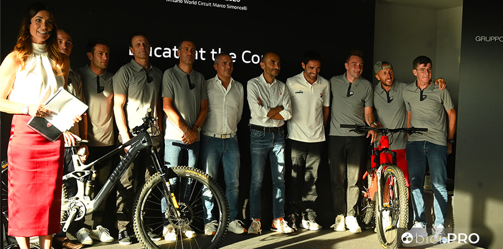 E alla fine la foto di gruppo degli attori che hanno permesso lo sviluppo e la nascita del progetto Ducati Cycling
