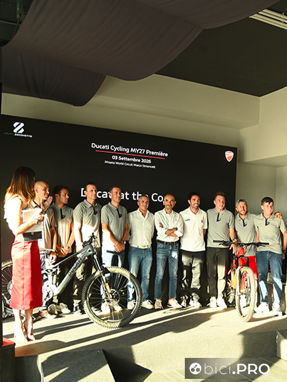 E alla fine la foto di gruppo degli attori che hanno permesso lo sviluppo e la nascita del progetto Ducati Cycling