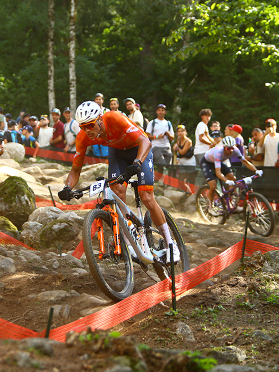 Van der Poel è passo legnoso nei tratti tecnici: evidente la scarsa abitudine (foto Alessandro di Donato)