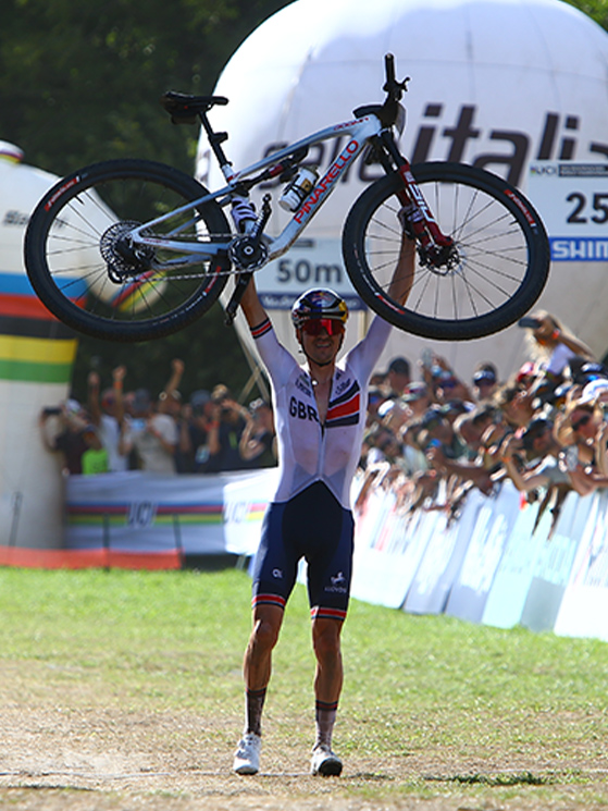 Fra Pidcock e la sua bici, un'intesa perfetta e una grande posizione (foto Alessandro di Donato)