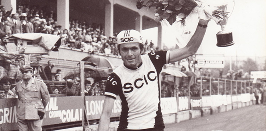 Armani festeggia a Bolzano la seconda vittoria di tappa al Giro 1970. In carriera vanta 15 successi (foto collezione Alessandro Freschi)