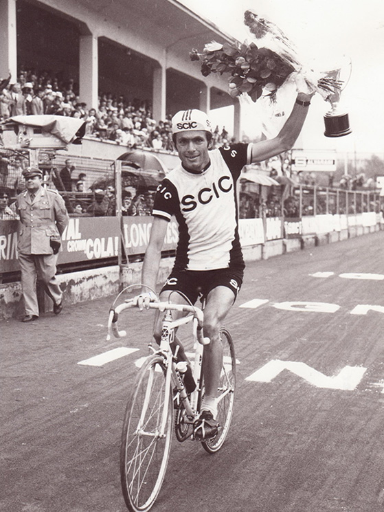 Armani festeggia a Bolzano la seconda vittoria di tappa al Giro 1970. In carriera vanta 15 successi (foto collezione Alessandro Freschi)