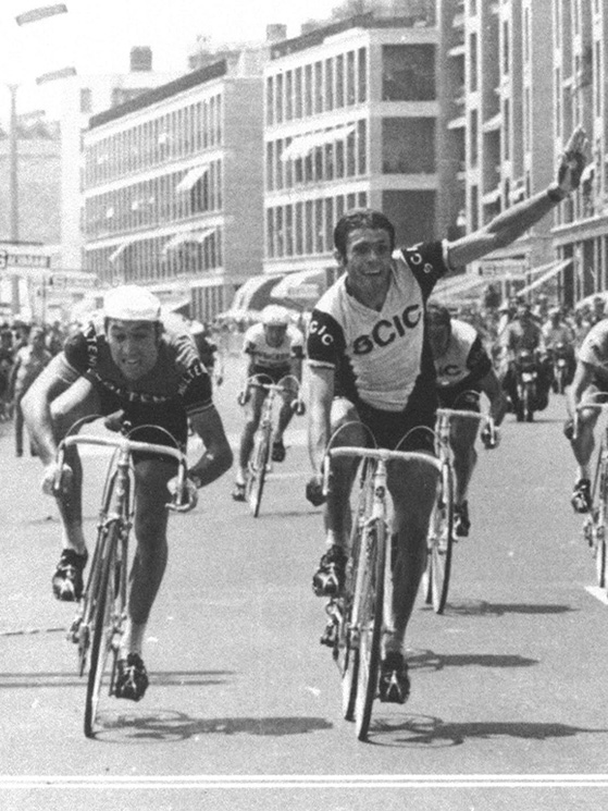 La perla di Armani al Tour '71 battendo Merckx, suo amico ed ex compagno di squadra alla Faema tre anni prima (foto collezione Alessandro Freschi)