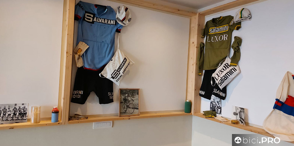 Il salone del primo piano adatto per eventi privati c'è un'altra parte di storia del ciclismo di Armani tra foto e vecchie maglie