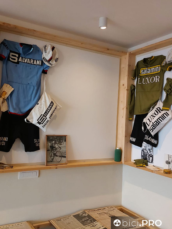 Il salone del primo piano adatto per eventi privati c'è un'altra parte di storia del ciclismo di Armani tra foto e vecchie maglie