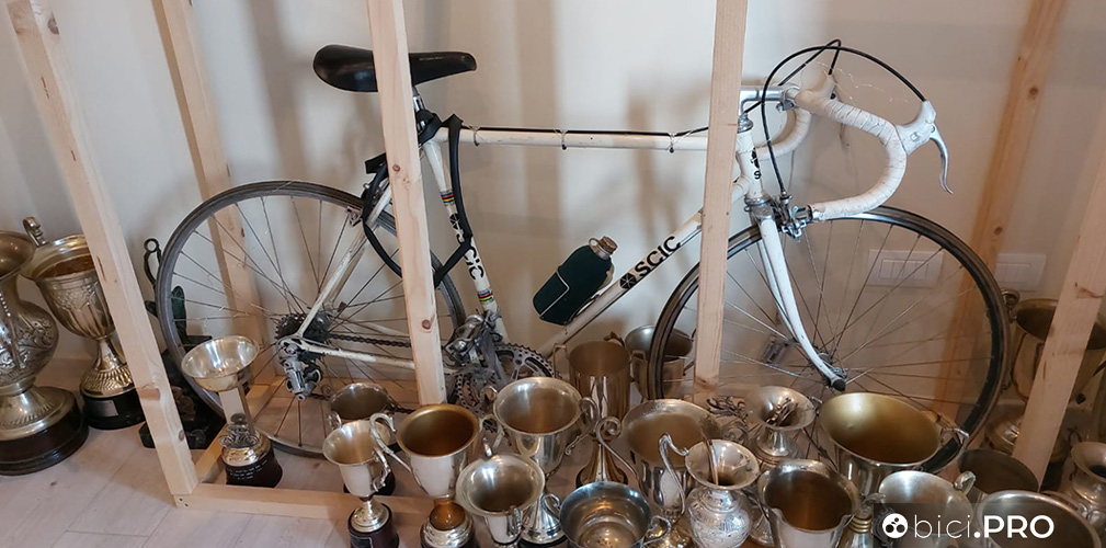 La bici di Marsiglia e una miriade di coppe: il figlio di Luciano Armani non ha ereditato solo cimeli, ma anche spirito e concetti