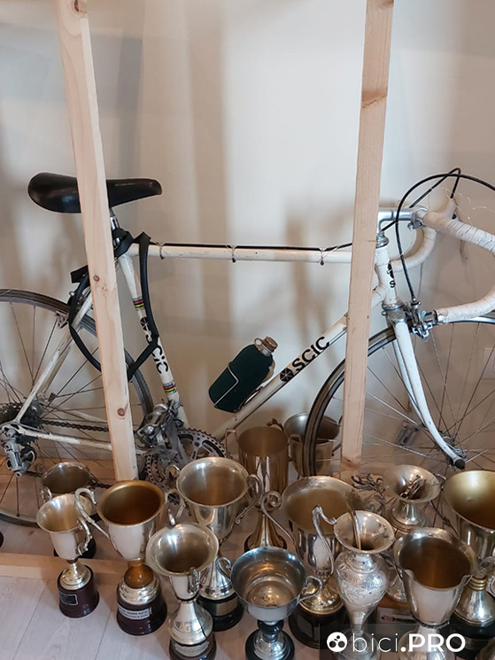 La bici di Marsiglia e una miriade di coppe: il figlio di Luciano Armani non ha ereditato solo cimeli, ma anche spirito e concetti