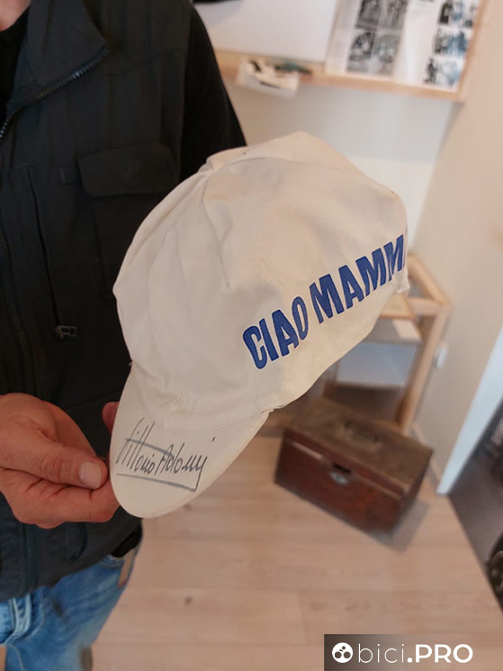 Il cappellino celebrativo fatto da Adorni dopo la sua vittoria al mondiale di Imola 1968 con la frase pronunciata al traguardo