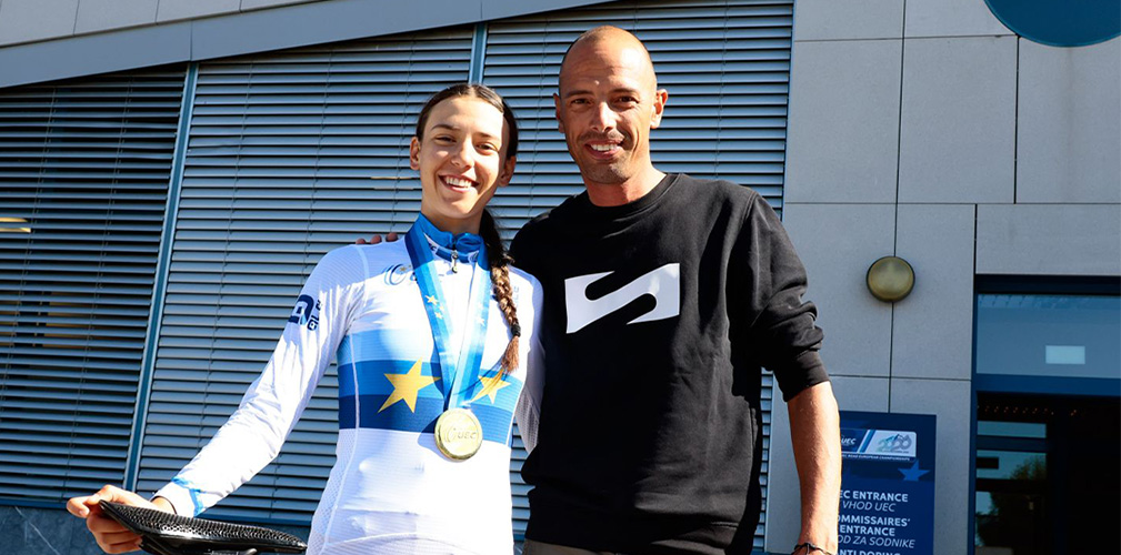 Azzurra con la maglia di campionessa europea insieme a papà Alessandro, che l'ha seguita e in qualche modo guidata