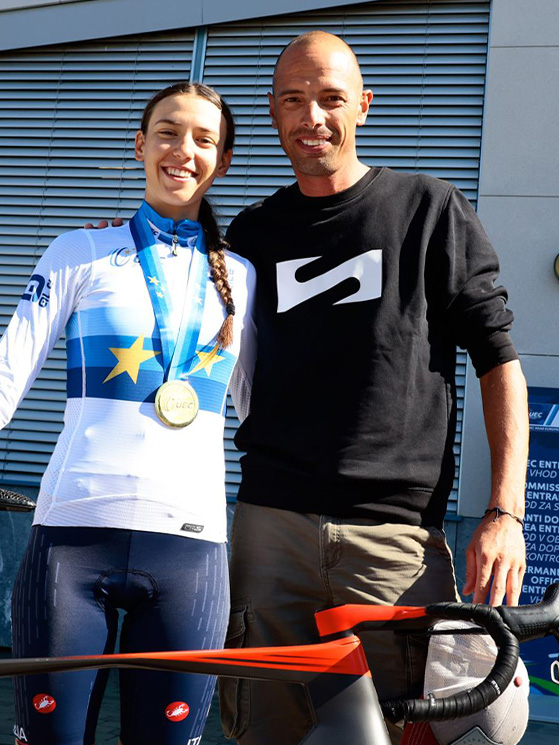 Azzurra con la maglia di campionessa europea insieme a papà Alessandro, che l'ha seguita e in qualche modo guidata