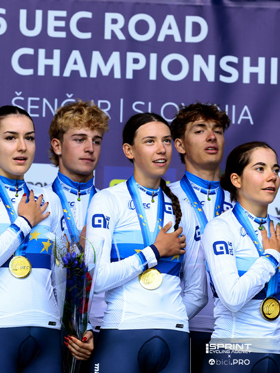 Azzurra con i compagni di staffetta, dietro Pezzo Rosola (nascosto), Fedrizzi e Balliana, con lei Bianchi e Rossignoli
