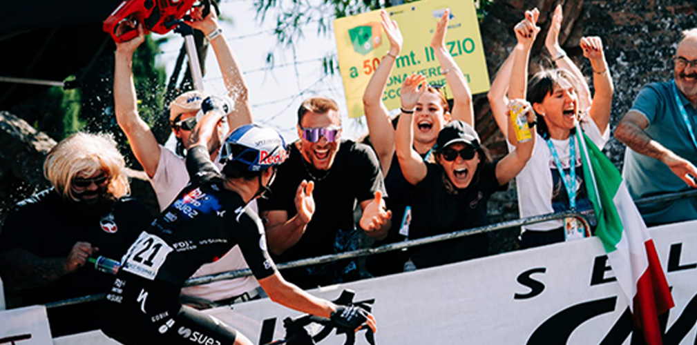 Il fans club di Bertizzolo l'ha seguita al Giro dell'Emilia: l'occasione per rafforzare amicizie celebrando la propria beniamina (foto Nicola Perantoni)
