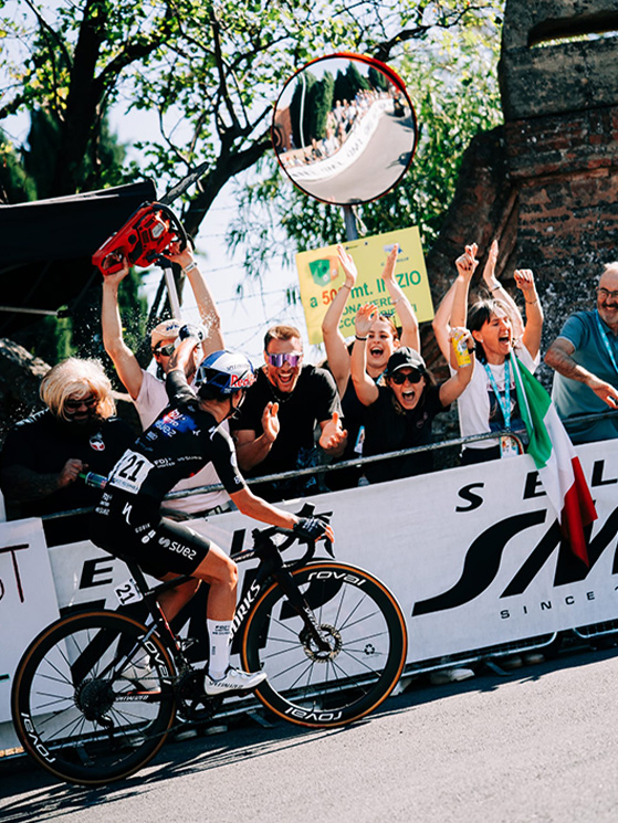 Il fans club di Bertizzolo l'ha seguita al Giro dell'Emilia: l'occasione per rafforzare amicizie celebrando la propria beniamina (foto Nicola Perantoni)