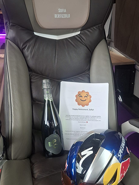 Sulla sua poltrona del bus della squadra, Sofia ha trovato il regalo delle sue compagne, che avevano raccolto i propri pensieri per lei