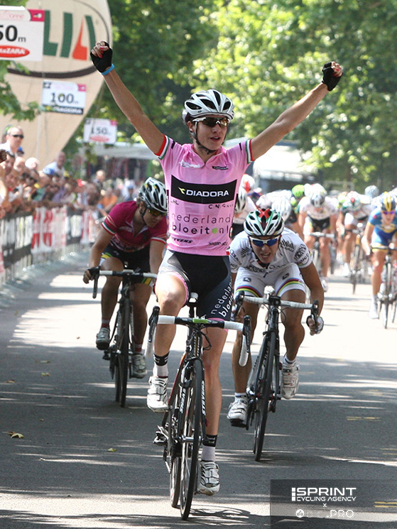 Sul traguardo di Piacenza al Giro Donne 2011, Vos batte Bronzini nella sua città