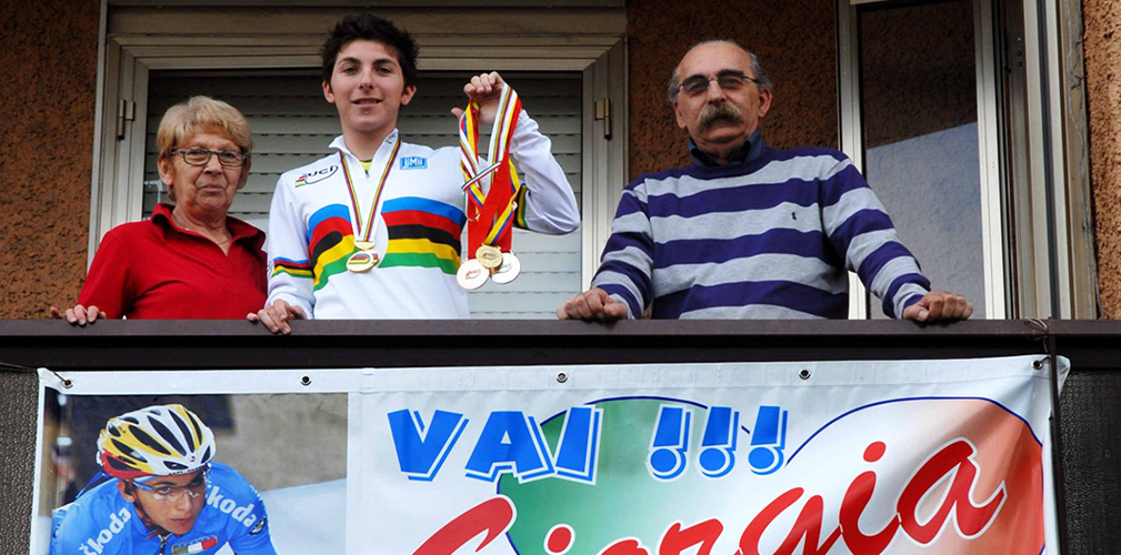 Giorgia in mezzo a mamma Laura e papà Dante, mancato pochi giorni fa e a cui ha dedicato il passaggio alla Visma (foto Libertà)