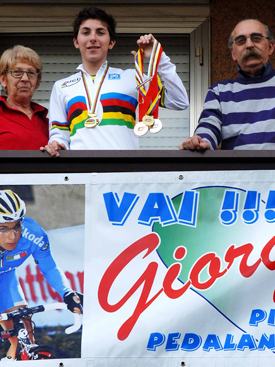Giorgia in mezzo a mamma Laura e papà Dante, mancato pochi giorni fa e a cui ha dedicato il passaggio alla Visma (foto Libertà)