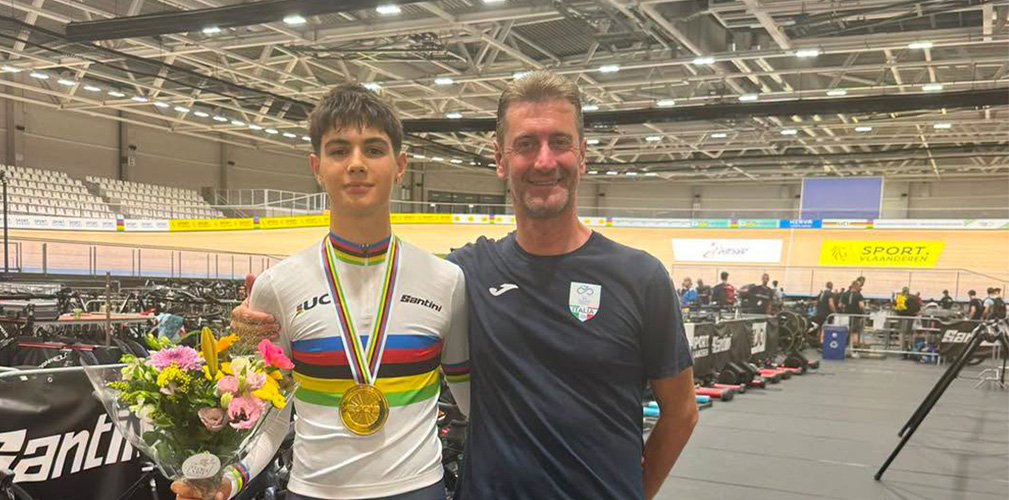 Ceccarello insieme al cittì Salvoldi. Il 2026 gli ha già portato l'oro mondiale ed europeo nel quartetto su pista (foto Facebook)