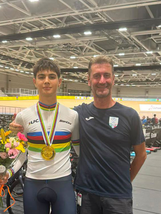 Ceccarello insieme al cittì Salvoldi. Il 2026 gli ha già portato l'oro mondiale ed europeo nel quartetto su pista (foto Facebook)