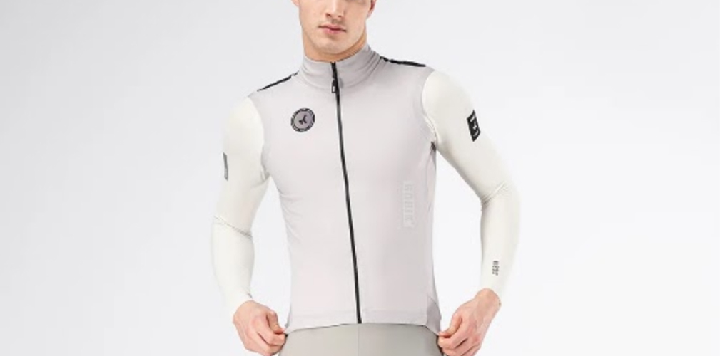 Il gilet Envy è un capo da avere sempre con sé in questa stagione, per pedalare in tranquillità nonostante il meteo