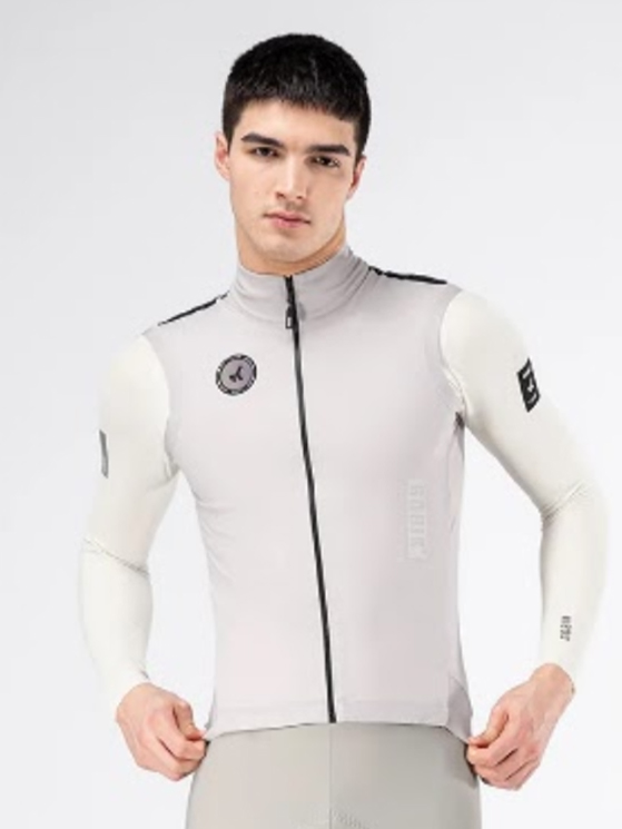 Il gilet Envy è un capo da avere sempre con sé in questa stagione, per pedalare in tranquillità nonostante il meteo
