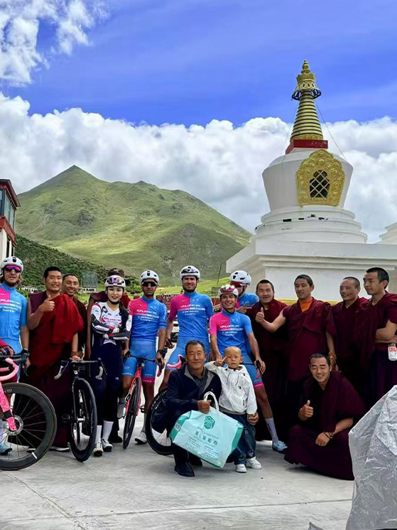 Il Quick Pro Team alla Trans Himalaya. Lucca era l'unico italiano fra 14 elementi, 5 dei quali estoni