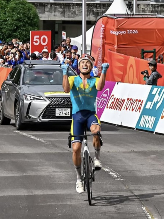 L'arrivo vittorioso di Lutsenko a Shinshiro, con un vantaggio di 1'58" sul campione uscente Fedorov